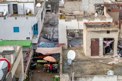 2 décembre 2020 : dans le quartier populaire de Kabaria à la sortie sud de Tunis. Considéré comme un des quartiers les plus pauvres de Tunis, ici les gens ont mauvaises réputations et subissent les maux du pays. 
