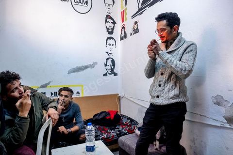 2 décembre 2020 : Ahmed Sassi dans le local de son association de quartier "Génération Contre la Marginalisation", une association indépendante fondée en Décembre 2014. Dans ce petit local de 5 m2 mis à disposition gracieusement par un habitant, les jeunes développent des projets culturels, éducatifs et sociaux pour aider les habitants de Kabaria. offert dans le quartier populaire de Kabaria à la sortie sud de Tunis