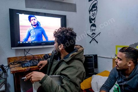 2 décembre 2020 : Ahmed Sassi dans le local de son association de quartier "Génération Contre la Marginalisation", une association indépendante fondée en Décembre 2014. Dans ce petit local de 5 m2 mis à disposition gracieusement par un habitant, les jeunes développent des projets culturels, éducatifs et sociaux pour aider les habitants de Kabaria. offert dans le quartier populaire de Kabaria à la sortie sud de Tunis