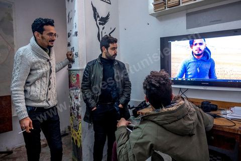 2 décembre 2020 : Ahmed Sassi dans le local de son association de quartier "Génération Contre la Marginalisation", une association indépendante fondée en Décembre 2014. Dans ce petit local de 5 m2 mis à disposition gracieusement par un habitant, les jeunes développent des projets culturels, éducatifs et sociaux pour aider les habitants de Kabaria. offert dans le quartier populaire de Kabaria à la sortie sud de Tunis