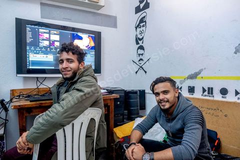 2 décembre 2020 : Ahmed Sassi dans le local de son association de quartier "Génération Contre la Marginalisation", une association indépendante fondée en Décembre 2014. Dans ce petit local de 5 m2 mis à disposition gracieusement par un habitant, les jeunes développent des projets culturels, éducatifs et sociaux pour aider les habitants de Kabaria. offert dans le quartier populaire de Kabaria à la sortie sud de Tunis