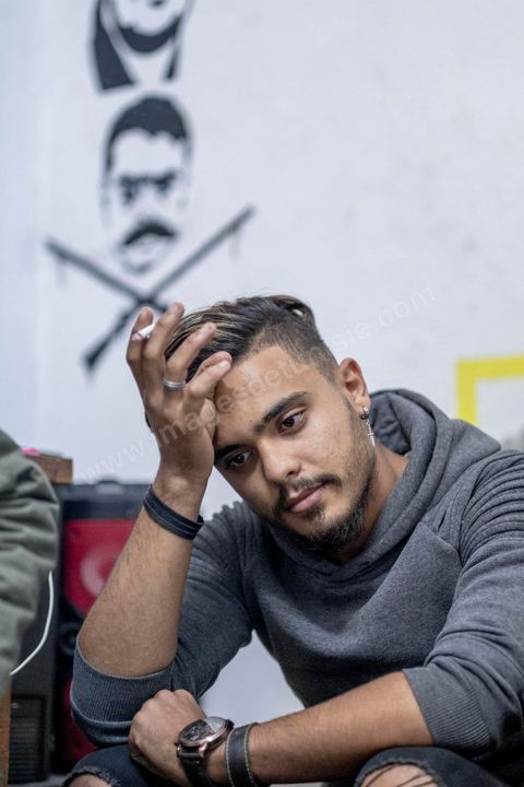 2 décembre 2020 : Ahmed Sassi dans le local de son association de quartier "Génération Contre la Marginalisation", une association indépendante fondée en Décembre 2014. Dans ce petit local de 5 m2 mis à disposition gracieusement par un habitant, les jeunes développent des projets culturels, éducatifs et sociaux pour aider les habitants de Kabaria. offert dans le quartier populaire de Kabaria à la sortie sud de Tunis
