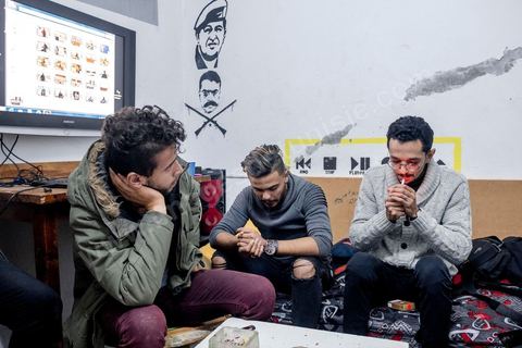 2 décembre 2020 : Ahmed Sassi dans le local de son association de quartier "Génération Contre la Marginalisation", une association indépendante fondée en Décembre 2014. Dans ce petit local de 5 m2 mis à disposition gracieusement par un habitant, les jeunes développent des projets culturels, éducatifs et sociaux pour aider les habitants de Kabaria. offert dans le quartier populaire de Kabaria à la sortie sud de Tunis