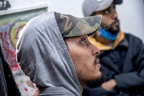 2 décembre 2020 : Ahmed Sassi dans le local de son association de quartier "Génération Contre la Marginalisation", une association indépendante fondée en Décembre 2014. Dans ce petit local de 5 m2 mis à disposition gracieusement par un habitant, les jeunes développent des projets culturels, éducatifs et sociaux pour aider les habitants de Kabaria. offert dans le quartier populaire de Kabaria à la sortie sud de Tunis