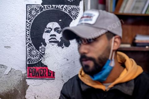 2 décembre 2020 : Ahmed Sassi dans le local de son association de quartier "Génération Contre la Marginalisation", une association indépendante fondée en Décembre 2014. Dans ce petit local de 5 m2 mis à disposition gracieusement par un habitant, les jeunes développent des projets culturels, éducatifs et sociaux pour aider les habitants de Kabaria. offert dans le quartier populaire de Kabaria à la sortie sud de Tunis