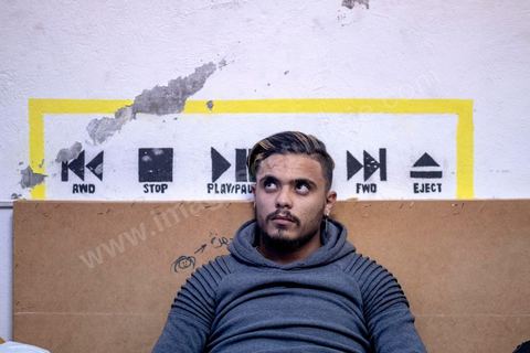 2 décembre 2020 : Ahmed Sassi dans le local de son association de quartier "Génération Contre la Marginalisation", une association indépendante fondée en Décembre 2014. Dans ce petit local de 5 m2 mis à disposition gracieusement par un habitant, les jeunes développent des projets culturels, éducatifs et sociaux pour aider les habitants de Kabaria. offert dans le quartier populaire de Kabaria à la sortie sud de Tunis