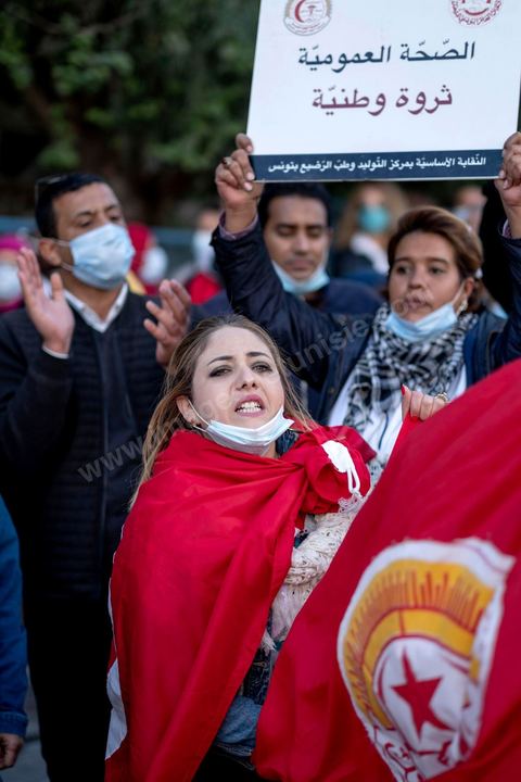 8 décembre 2020 : les professionnels de la santé ont manifesté à Tunis de leur minsitère au Premier minsitère pour protester contre l'état calamiteux d'un secteur public victime de sous-financements et de fuite des cerveaux. «Personnel fatigué, hôpital en danger», «Honte à vous», «La santé publique en chute libre»: plusieurs milliers de blouses blanches ont brandi ces pancartes et scandé des "Dégage" au ministre de la Santé, le tout pour défendre le milieu hospitalier. La mort, dans la nuit de jeudi à vendredi, d’un médecin de 26 ans tombé dans un ascenseur dysfonctionnel lors de sa garde à l’hôpital de Jendouba, a été l’étincelle pour le personnel soignant du secteur public qui souffre depuis des années.