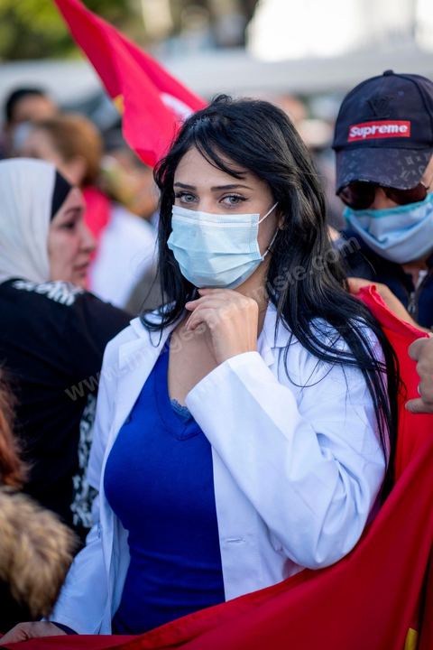 8 décembre 2020 : les professionnels de la santé ont manifesté à Tunis de leur minsitère au Premier minsitère pour protester contre l'état calamiteux d'un secteur public victime de sous-financements et de fuite des cerveaux. «Personnel fatigué, hôpital en danger», «Honte à vous», «La santé publique en chute libre»: plusieurs milliers de blouses blanches ont brandi ces pancartes et scandé des "Dégage" au ministre de la Santé, le tout pour défendre le milieu hospitalier. La mort, dans la nuit de jeudi à vendredi, d’un médecin de 26 ans tombé dans un ascenseur dysfonctionnel lors de sa garde à l’hôpital de Jendouba, a été l’étincelle pour le personnel soignant du secteur public qui souffre depuis des années.