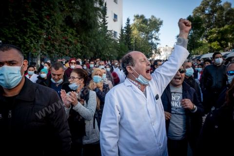 8 décembre 2020 : les professionnels de la santé ont manifesté à Tunis de leur minsitère au Premier minsitère pour protester contre l'état calamiteux d'un secteur public victime de sous-financements et de fuite des cerveaux. «Personnel fatigué, hôpital en danger», «Honte à vous», «La santé publique en chute libre»: plusieurs milliers de blouses blanches ont brandi ces pancartes et scandé des "Dégage" au ministre de la Santé, le tout pour défendre le milieu hospitalier. La mort, dans la nuit de jeudi à vendredi, d’un médecin de 26 ans tombé dans un ascenseur dysfonctionnel lors de sa garde à l’hôpital de Jendouba, a été l’étincelle pour le personnel soignant du secteur public qui souffre depuis des années.