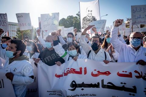 8 décembre 2020 : les professionnels de la santé ont manifesté à Tunis de leur minsitère au Premier minsitère pour protester contre l'état calamiteux d'un secteur public victime de sous-financements et de fuite des cerveaux. «Personnel fatigué, hôpital en danger», «Honte à vous», «La santé publique en chute libre»: plusieurs milliers de blouses blanches ont brandi ces pancartes et scandé des "Dégage" au ministre de la Santé, le tout pour défendre le milieu hospitalier. La mort, dans la nuit de jeudi à vendredi, d’un médecin de 26 ans tombé dans un ascenseur dysfonctionnel lors de sa garde à l’hôpital de Jendouba, a été l’étincelle pour le personnel soignant du secteur public qui souffre depuis des années.