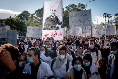 8 décembre 2020 : les professionnels de la santé ont manifesté à Tunis de leur minsitère au Premier minsitère pour protester contre l'état calamiteux d'un secteur public victime de sous-financements et de fuite des cerveaux. «Personnel fatigué, hôpital en danger», «Honte à vous», «La santé publique en chute libre»: plusieurs milliers de blouses blanches ont brandi ces pancartes et scandé des "Dégage" au ministre de la Santé, le tout pour défendre le milieu hospitalier. La mort, dans la nuit de jeudi à vendredi, d’un médecin de 26 ans tombé dans un ascenseur dysfonctionnel lors de sa garde à l’hôpital de Jendouba, a été l’étincelle pour le personnel soignant du secteur public qui souffre depuis des années.