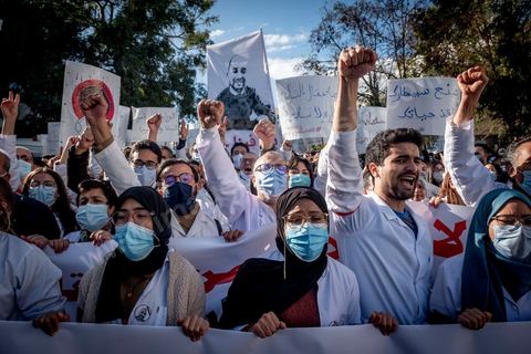 8 décembre 2020 : les professionnels de la santé ont manifesté à Tunis de leur minsitère au Premier minsitère pour protester contre l'état calamiteux d'un secteur public victime de sous-financements et de fuite des cerveaux. «Personnel fatigué, hôpital en danger», «Honte à vous», «La santé publique en chute libre»: plusieurs milliers de blouses blanches ont brandi ces pancartes et scandé des "Dégage" au ministre de la Santé, le tout pour défendre le milieu hospitalier. La mort, dans la nuit de jeudi à vendredi, d’un médecin de 26 ans tombé dans un ascenseur dysfonctionnel lors de sa garde à l’hôpital de Jendouba, a été l’étincelle pour le personnel soignant du secteur public qui souffre depuis des années.