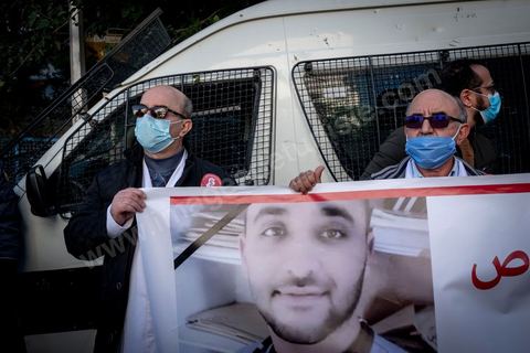 8 décembre 2020 : les professionnels de la santé ont manifesté à Tunis de leur minsitère au Premier minsitère pour protester contre l'état calamiteux d'un secteur public victime de sous-financements et de fuite des cerveaux. «Personnel fatigué, hôpital en danger», «Honte à vous», «La santé publique en chute libre»: plusieurs milliers de blouses blanches ont brandi ces pancartes et scandé des "Dégage" au ministre de la Santé, le tout pour défendre le milieu hospitalier. La mort, dans la nuit de jeudi à vendredi, d’un médecin de 26 ans tombé dans un ascenseur dysfonctionnel lors de sa garde à l’hôpital de Jendouba, a été l’étincelle pour le personnel soignant du secteur public qui souffre depuis des années.