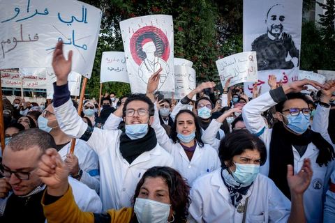 8 décembre 2020 : les professionnels de la santé ont manifesté à Tunis de leur minsitère au Premier minsitère pour protester contre l'état calamiteux d'un secteur public victime de sous-financements et de fuite des cerveaux. «Personnel fatigué, hôpital en danger», «Honte à vous», «La santé publique en chute libre»: plusieurs milliers de blouses blanches ont brandi ces pancartes et scandé des "Dégage" au ministre de la Santé, le tout pour défendre le milieu hospitalier. La mort, dans la nuit de jeudi à vendredi, d’un médecin de 26 ans tombé dans un ascenseur dysfonctionnel lors de sa garde à l’hôpital de Jendouba, a été l’étincelle pour le personnel soignant du secteur public qui souffre depuis des années.