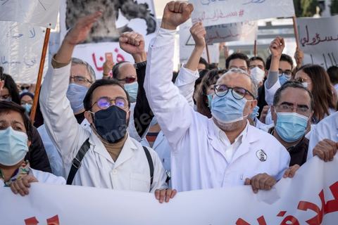8 décembre 2020 : les professionnels de la santé ont manifesté à Tunis de leur minsitère au Premier minsitère pour protester contre l'état calamiteux d'un secteur public victime de sous-financements et de fuite des cerveaux. «Personnel fatigué, hôpital en danger», «Honte à vous», «La santé publique en chute libre»: plusieurs milliers de blouses blanches ont brandi ces pancartes et scandé des "Dégage" au ministre de la Santé, le tout pour défendre le milieu hospitalier. La mort, dans la nuit de jeudi à vendredi, d’un médecin de 26 ans tombé dans un ascenseur dysfonctionnel lors de sa garde à l’hôpital de Jendouba, a été l’étincelle pour le personnel soignant du secteur public qui souffre depuis des années.