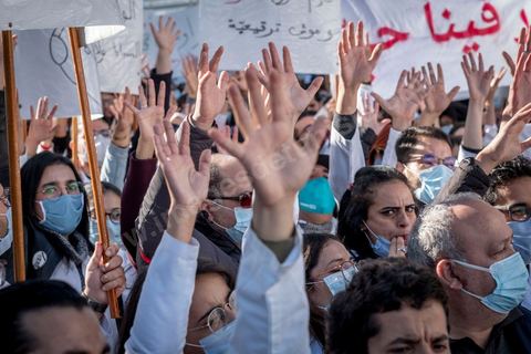 8 décembre 2020 : les professionnels de la santé ont manifesté à Tunis de leur minsitère au Premier minsitère pour protester contre l'état calamiteux d'un secteur public victime de sous-financements et de fuite des cerveaux. «Personnel fatigué, hôpital en danger», «Honte à vous», «La santé publique en chute libre»: plusieurs milliers de blouses blanches ont brandi ces pancartes et scandé des "Dégage" au ministre de la Santé, le tout pour défendre le milieu hospitalier. La mort, dans la nuit de jeudi à vendredi, d’un médecin de 26 ans tombé dans un ascenseur dysfonctionnel lors de sa garde à l’hôpital de Jendouba, a été l’étincelle pour le personnel soignant du secteur public qui souffre depuis des années.