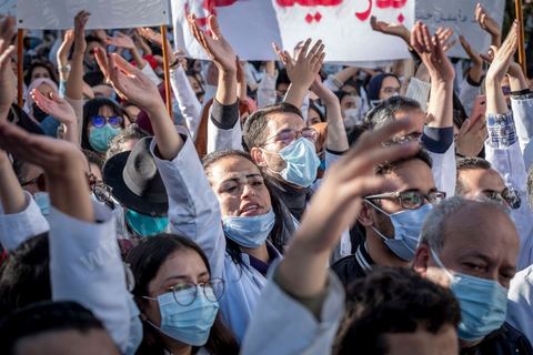 8 décembre 2020 : les professionnels de la santé ont manifesté à Tunis de leur minsitère au Premier minsitère pour protester contre l'état calamiteux d'un secteur public victime de sous-financements et de fuite des cerveaux. «Personnel fatigué, hôpital en danger», «Honte à vous», «La santé publique en chute libre»: plusieurs milliers de blouses blanches ont brandi ces pancartes et scandé des "Dégage" au ministre de la Santé, le tout pour défendre le milieu hospitalier. La mort, dans la nuit de jeudi à vendredi, d’un médecin de 26 ans tombé dans un ascenseur dysfonctionnel lors de sa garde à l’hôpital de Jendouba, a été l’étincelle pour le personnel soignant du secteur public qui souffre depuis des années.