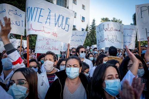 8 décembre 2020 : les professionnels de la santé ont manifesté à Tunis de leur minsitère au Premier minsitère pour protester contre l'état calamiteux d'un secteur public victime de sous-financements et de fuite des cerveaux. «Personnel fatigué, hôpital en danger», «Honte à vous», «La santé publique en chute libre»: plusieurs milliers de blouses blanches ont brandi ces pancartes et scandé des "Dégage" au ministre de la Santé, le tout pour défendre le milieu hospitalier. La mort, dans la nuit de jeudi à vendredi, d’un médecin de 26 ans tombé dans un ascenseur dysfonctionnel lors de sa garde à l’hôpital de Jendouba, a été l’étincelle pour le personnel soignant du secteur public qui souffre depuis des années.