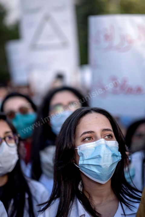 8 décembre 2020 : les professionnels de la santé ont manifesté à Tunis de leur minsitère au Premier minsitère pour protester contre l'état calamiteux d'un secteur public victime de sous-financements et de fuite des cerveaux. «Personnel fatigué, hôpital en danger», «Honte à vous», «La santé publique en chute libre»: plusieurs milliers de blouses blanches ont brandi ces pancartes et scandé des "Dégage" au ministre de la Santé, le tout pour défendre le milieu hospitalier. La mort, dans la nuit de jeudi à vendredi, d’un médecin de 26 ans tombé dans un ascenseur dysfonctionnel lors de sa garde à l’hôpital de Jendouba, a été l’étincelle pour le personnel soignant du secteur public qui souffre depuis des années.