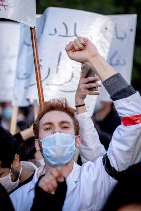 8 décembre 2020 : les professionnels de la santé ont manifesté à Tunis de leur minsitère au Premier minsitère pour protester contre l'état calamiteux d'un secteur public victime de sous-financements et de fuite des cerveaux. «Personnel fatigué, hôpital en danger», «Honte à vous», «La santé publique en chute libre»: plusieurs milliers de blouses blanches ont brandi ces pancartes et scandé des "Dégage" au ministre de la Santé, le tout pour défendre le milieu hospitalier. La mort, dans la nuit de jeudi à vendredi, d’un médecin de 26 ans tombé dans un ascenseur dysfonctionnel lors de sa garde à l’hôpital de Jendouba, a été l’étincelle pour le personnel soignant du secteur public qui souffre depuis des années.