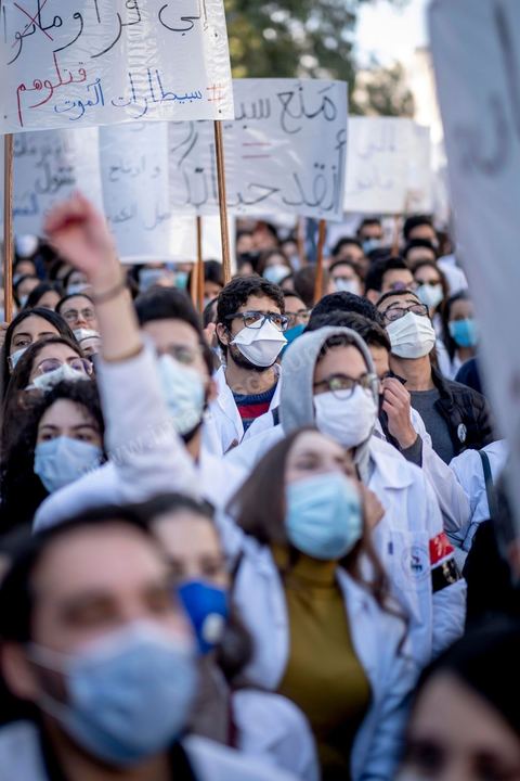 8 décembre 2020 : les professionnels de la santé ont manifesté à Tunis de leur minsitère au Premier minsitère pour protester contre l'état calamiteux d'un secteur public victime de sous-financements et de fuite des cerveaux. «Personnel fatigué, hôpital en danger», «Honte à vous», «La santé publique en chute libre»: plusieurs milliers de blouses blanches ont brandi ces pancartes et scandé des "Dégage" au ministre de la Santé, le tout pour défendre le milieu hospitalier. La mort, dans la nuit de jeudi à vendredi, d’un médecin de 26 ans tombé dans un ascenseur dysfonctionnel lors de sa garde à l’hôpital de Jendouba, a été l’étincelle pour le personnel soignant du secteur public qui souffre depuis des années.