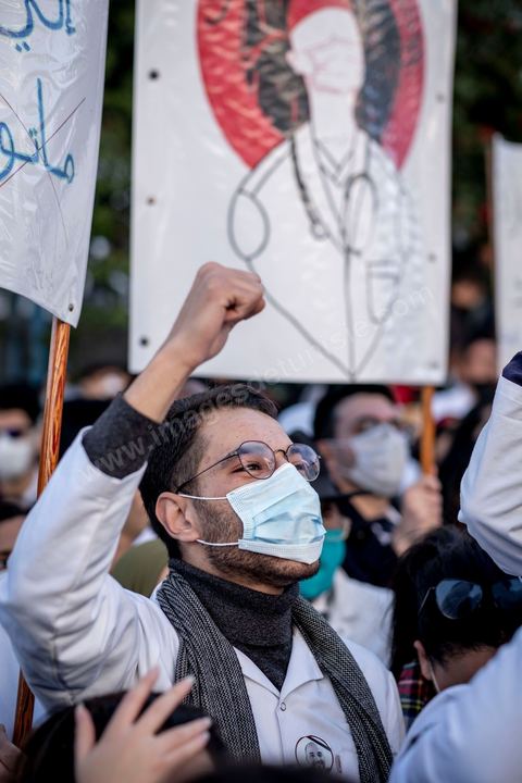 8 décembre 2020 : les professionnels de la santé ont manifesté à Tunis de leur minsitère au Premier minsitère pour protester contre l'état calamiteux d'un secteur public victime de sous-financements et de fuite des cerveaux. «Personnel fatigué, hôpital en danger», «Honte à vous», «La santé publique en chute libre»: plusieurs milliers de blouses blanches ont brandi ces pancartes et scandé des "Dégage" au ministre de la Santé, le tout pour défendre le milieu hospitalier. La mort, dans la nuit de jeudi à vendredi, d’un médecin de 26 ans tombé dans un ascenseur dysfonctionnel lors de sa garde à l’hôpital de Jendouba, a été l’étincelle pour le personnel soignant du secteur public qui souffre depuis des années.