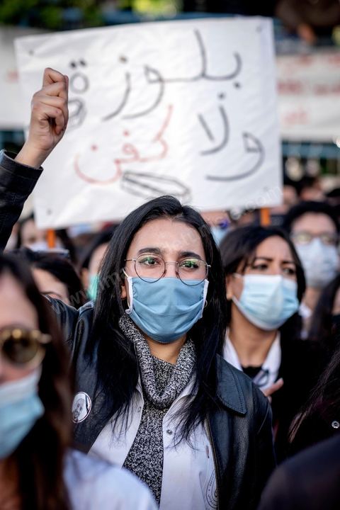 8 décembre 2020 : les professionnels de la santé ont manifesté à Tunis de leur minsitère au Premier minsitère pour protester contre l'état calamiteux d'un secteur public victime de sous-financements et de fuite des cerveaux. «Personnel fatigué, hôpital en danger», «Honte à vous», «La santé publique en chute libre»: plusieurs milliers de blouses blanches ont brandi ces pancartes et scandé des "Dégage" au ministre de la Santé, le tout pour défendre le milieu hospitalier. La mort, dans la nuit de jeudi à vendredi, d’un médecin de 26 ans tombé dans un ascenseur dysfonctionnel lors de sa garde à l’hôpital de Jendouba, a été l’étincelle pour le personnel soignant du secteur public qui souffre depuis des années.