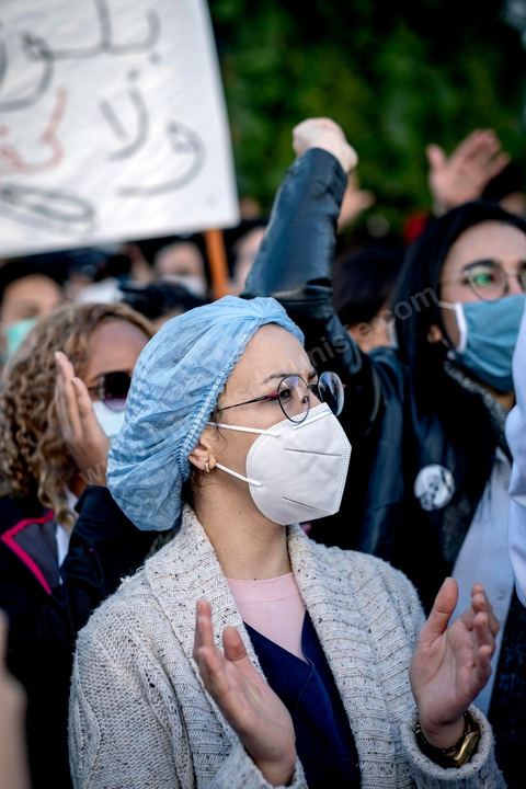 8 décembre 2020 : les professionnels de la santé ont manifesté à Tunis de leur minsitère au Premier minsitère pour protester contre l'état calamiteux d'un secteur public victime de sous-financements et de fuite des cerveaux. «Personnel fatigué, hôpital en danger», «Honte à vous», «La santé publique en chute libre»: plusieurs milliers de blouses blanches ont brandi ces pancartes et scandé des "Dégage" au ministre de la Santé, le tout pour défendre le milieu hospitalier. La mort, dans la nuit de jeudi à vendredi, d’un médecin de 26 ans tombé dans un ascenseur dysfonctionnel lors de sa garde à l’hôpital de Jendouba, a été l’étincelle pour le personnel soignant du secteur public qui souffre depuis des années.