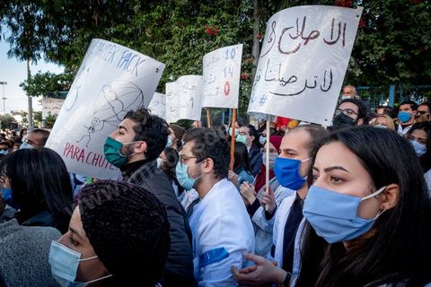 8 décembre 2020 : les professionnels de la santé ont manifesté à Tunis de leur minsitère au Premier minsitère pour protester contre l'état calamiteux d'un secteur public victime de sous-financements et de fuite des cerveaux. «Personnel fatigué, hôpital en danger», «Honte à vous», «La santé publique en chute libre»: plusieurs milliers de blouses blanches ont brandi ces pancartes et scandé des "Dégage" au ministre de la Santé, le tout pour défendre le milieu hospitalier. La mort, dans la nuit de jeudi à vendredi, d’un médecin de 26 ans tombé dans un ascenseur dysfonctionnel lors de sa garde à l’hôpital de Jendouba, a été l’étincelle pour le personnel soignant du secteur public qui souffre depuis des années.