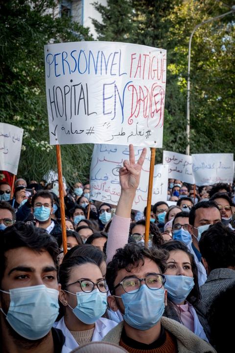 8 décembre 2020 : les professionnels de la santé ont manifesté à Tunis de leur minsitère au Premier minsitère pour protester contre l'état calamiteux d'un secteur public victime de sous-financements et de fuite des cerveaux. «Personnel fatigué, hôpital en danger», «Honte à vous», «La santé publique en chute libre»: plusieurs milliers de blouses blanches ont brandi ces pancartes et scandé des "Dégage" au ministre de la Santé, le tout pour défendre le milieu hospitalier. La mort, dans la nuit de jeudi à vendredi, d’un médecin de 26 ans tombé dans un ascenseur dysfonctionnel lors de sa garde à l’hôpital de Jendouba, a été l’étincelle pour le personnel soignant du secteur public qui souffre depuis des années.