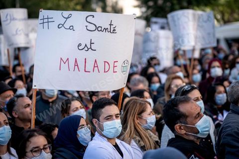 8 décembre 2020 : les professionnels de la santé ont manifesté à Tunis de leur minsitère au Premier minsitère pour protester contre l'état calamiteux d'un secteur public victime de sous-financements et de fuite des cerveaux. «Personnel fatigué, hôpital en danger», «Honte à vous», «La santé publique en chute libre»: plusieurs milliers de blouses blanches ont brandi ces pancartes et scandé des "Dégage" au ministre de la Santé, le tout pour défendre le milieu hospitalier. La mort, dans la nuit de jeudi à vendredi, d’un médecin de 26 ans tombé dans un ascenseur dysfonctionnel lors de sa garde à l’hôpital de Jendouba, a été l’étincelle pour le personnel soignant du secteur public qui souffre depuis des années.