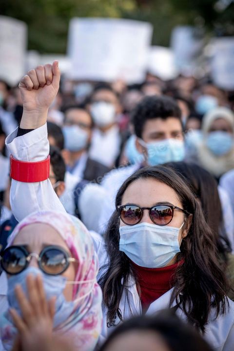 8 décembre 2020 : les professionnels de la santé ont manifesté à Tunis de leur minsitère au Premier minsitère pour protester contre l'état calamiteux d'un secteur public victime de sous-financements et de fuite des cerveaux. «Personnel fatigué, hôpital en danger», «Honte à vous», «La santé publique en chute libre»: plusieurs milliers de blouses blanches ont brandi ces pancartes et scandé des "Dégage" au ministre de la Santé, le tout pour défendre le milieu hospitalier. La mort, dans la nuit de jeudi à vendredi, d’un médecin de 26 ans tombé dans un ascenseur dysfonctionnel lors de sa garde à l’hôpital de Jendouba, a été l’étincelle pour le personnel soignant du secteur public qui souffre depuis des années.