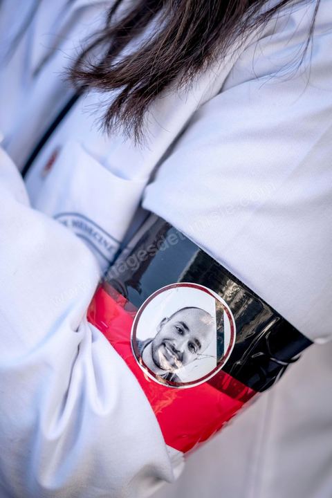8 décembre 2020 : les professionnels de la santé ont manifesté à Tunis de leur minsitère au Premier minsitère pour protester contre l'état calamiteux d'un secteur public victime de sous-financements et de fuite des cerveaux. «Personnel fatigué, hôpital en danger», «Honte à vous», «La santé publique en chute libre»: plusieurs milliers de blouses blanches ont brandi ces pancartes et scandé des "Dégage" au ministre de la Santé, le tout pour défendre le milieu hospitalier. La mort, dans la nuit de jeudi à vendredi, d’un médecin de 26 ans tombé dans un ascenseur dysfonctionnel lors de sa garde à l’hôpital de Jendouba, a été l’étincelle pour le personnel soignant du secteur public qui souffre depuis des années.