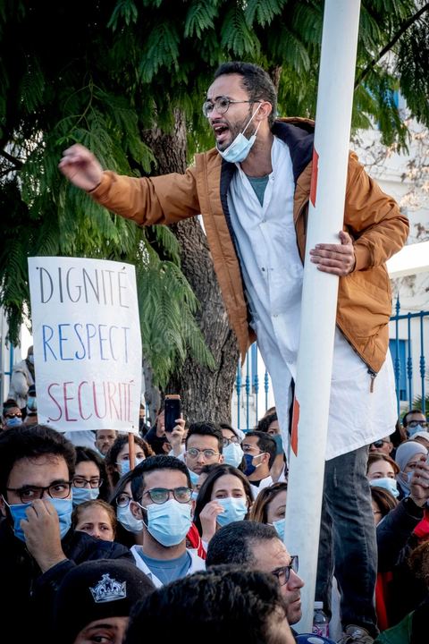 8 décembre 2020 : les professionnels de la santé ont manifesté à Tunis de leur minsitère au Premier minsitère pour protester contre l'état calamiteux d'un secteur public victime de sous-financements et de fuite des cerveaux. «Personnel fatigué, hôpital en danger», «Honte à vous», «La santé publique en chute libre»: plusieurs milliers de blouses blanches ont brandi ces pancartes et scandé des "Dégage" au ministre de la Santé, le tout pour défendre le milieu hospitalier. La mort, dans la nuit de jeudi à vendredi, d’un médecin de 26 ans tombé dans un ascenseur dysfonctionnel lors de sa garde à l’hôpital de Jendouba, a été l’étincelle pour le personnel soignant du secteur public qui souffre depuis des années.