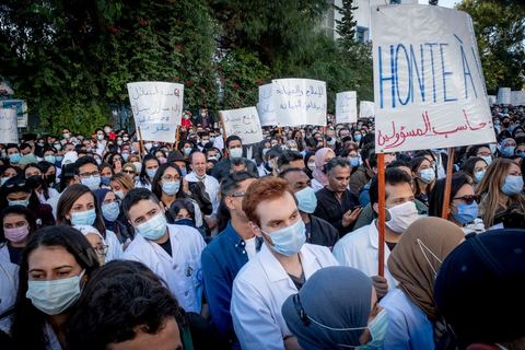 8 décembre 2020 : les professionnels de la santé ont manifesté à Tunis de leur minsitère au Premier minsitère pour protester contre l'état calamiteux d'un secteur public victime de sous-financements et de fuite des cerveaux. «Personnel fatigué, hôpital en danger», «Honte à vous», «La santé publique en chute libre»: plusieurs milliers de blouses blanches ont brandi ces pancartes et scandé des "Dégage" au ministre de la Santé, le tout pour défendre le milieu hospitalier. La mort, dans la nuit de jeudi à vendredi, d’un médecin de 26 ans tombé dans un ascenseur dysfonctionnel lors de sa garde à l’hôpital de Jendouba, a été l’étincelle pour le personnel soignant du secteur public qui souffre depuis des années.