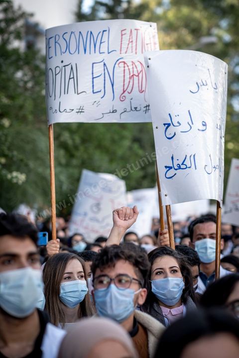 8 décembre 2020 : les professionnels de la santé ont manifesté à Tunis de leur minsitère au Premier minsitère pour protester contre l'état calamiteux d'un secteur public victime de sous-financements et de fuite des cerveaux. «Personnel fatigué, hôpital en danger», «Honte à vous», «La santé publique en chute libre»: plusieurs milliers de blouses blanches ont brandi ces pancartes et scandé des "Dégage" au ministre de la Santé, le tout pour défendre le milieu hospitalier. La mort, dans la nuit de jeudi à vendredi, d’un médecin de 26 ans tombé dans un ascenseur dysfonctionnel lors de sa garde à l’hôpital de Jendouba, a été l’étincelle pour le personnel soignant du secteur public qui souffre depuis des années.