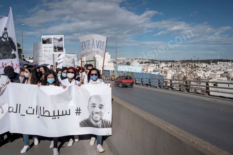 8 décembre 2020 : les professionnels de la santé ont manifesté à Tunis de leur minsitère au Premier minsitère pour protester contre l'état calamiteux d'un secteur public victime de sous-financements et de fuite des cerveaux. «Personnel fatigué, hôpital en danger», «Honte à vous», «La santé publique en chute libre»: plusieurs milliers de blouses blanches ont brandi ces pancartes et scandé des "Dégage" au ministre de la Santé, le tout pour défendre le milieu hospitalier. La mort, dans la nuit de jeudi à vendredi, d’un médecin de 26 ans tombé dans un ascenseur dysfonctionnel lors de sa garde à l’hôpital de Jendouba, a été l’étincelle pour le personnel soignant du secteur public qui souffre depuis des années.