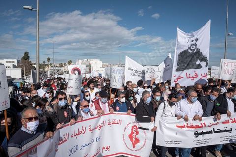 8 décembre 2020 : les professionnels de la santé ont manifesté à Tunis de leur minsitère au Premier minsitère pour protester contre l'état calamiteux d'un secteur public victime de sous-financements et de fuite des cerveaux. «Personnel fatigué, hôpital en danger», «Honte à vous», «La santé publique en chute libre»: plusieurs milliers de blouses blanches ont brandi ces pancartes et scandé des "Dégage" au ministre de la Santé, le tout pour défendre le milieu hospitalier. La mort, dans la nuit de jeudi à vendredi, d’un médecin de 26 ans tombé dans un ascenseur dysfonctionnel lors de sa garde à l’hôpital de Jendouba, a été l’étincelle pour le personnel soignant du secteur public qui souffre depuis des années.