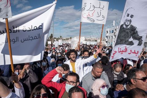 8 décembre 2020 : les professionnels de la santé ont manifesté à Tunis de leur minsitère au Premier minsitère pour protester contre l'état calamiteux d'un secteur public victime de sous-financements et de fuite des cerveaux. «Personnel fatigué, hôpital en danger», «Honte à vous», «La santé publique en chute libre»: plusieurs milliers de blouses blanches ont brandi ces pancartes et scandé des "Dégage" au ministre de la Santé, le tout pour défendre le milieu hospitalier. La mort, dans la nuit de jeudi à vendredi, d’un médecin de 26 ans tombé dans un ascenseur dysfonctionnel lors de sa garde à l’hôpital de Jendouba, a été l’étincelle pour le personnel soignant du secteur public qui souffre depuis des années.