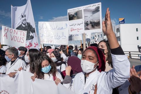 8 décembre 2020 : les professionnels de la santé ont manifesté à Tunis de leur minsitère au Premier minsitère pour protester contre l'état calamiteux d'un secteur public victime de sous-financements et de fuite des cerveaux. «Personnel fatigué, hôpital en danger», «Honte à vous», «La santé publique en chute libre»: plusieurs milliers de blouses blanches ont brandi ces pancartes et scandé des "Dégage" au ministre de la Santé, le tout pour défendre le milieu hospitalier. La mort, dans la nuit de jeudi à vendredi, d’un médecin de 26 ans tombé dans un ascenseur dysfonctionnel lors de sa garde à l’hôpital de Jendouba, a été l’étincelle pour le personnel soignant du secteur public qui souffre depuis des années.
