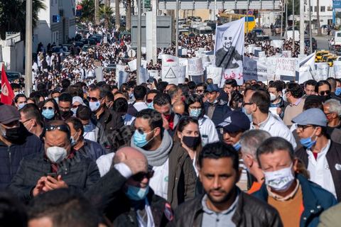 8 décembre 2020 : les professionnels de la santé ont manifesté à Tunis de leur minsitère au Premier minsitère pour protester contre l'état calamiteux d'un secteur public victime de sous-financements et de fuite des cerveaux. «Personnel fatigué, hôpital en danger», «Honte à vous», «La santé publique en chute libre»: plusieurs milliers de blouses blanches ont brandi ces pancartes et scandé des "Dégage" au ministre de la Santé, le tout pour défendre le milieu hospitalier. La mort, dans la nuit de jeudi à vendredi, d’un médecin de 26 ans tombé dans un ascenseur dysfonctionnel lors de sa garde à l’hôpital de Jendouba, a été l’étincelle pour le personnel soignant du secteur public qui souffre depuis des années.
