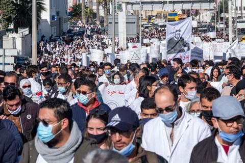 8 décembre 2020 : les professionnels de la santé ont manifesté à Tunis de leur minsitère au Premier minsitère pour protester contre l'état calamiteux d'un secteur public victime de sous-financements et de fuite des cerveaux. «Personnel fatigué, hôpital en danger», «Honte à vous», «La santé publique en chute libre»: plusieurs milliers de blouses blanches ont brandi ces pancartes et scandé des "Dégage" au ministre de la Santé, le tout pour défendre le milieu hospitalier. La mort, dans la nuit de jeudi à vendredi, d’un médecin de 26 ans tombé dans un ascenseur dysfonctionnel lors de sa garde à l’hôpital de Jendouba, a été l’étincelle pour le personnel soignant du secteur public qui souffre depuis des années.