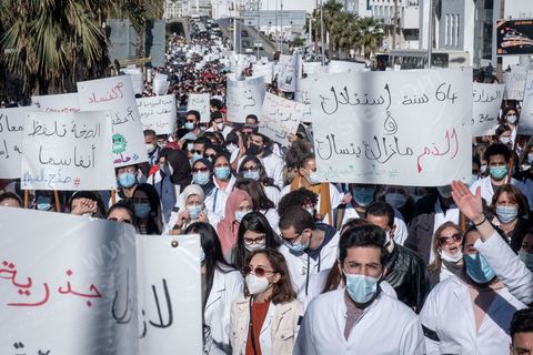 8 décembre 2020 : les professionnels de la santé ont manifesté à Tunis de leur minsitère au Premier minsitère pour protester contre l'état calamiteux d'un secteur public victime de sous-financements et de fuite des cerveaux. «Personnel fatigué, hôpital en danger», «Honte à vous», «La santé publique en chute libre»: plusieurs milliers de blouses blanches ont brandi ces pancartes et scandé des "Dégage" au ministre de la Santé, le tout pour défendre le milieu hospitalier. La mort, dans la nuit de jeudi à vendredi, d’un médecin de 26 ans tombé dans un ascenseur dysfonctionnel lors de sa garde à l’hôpital de Jendouba, a été l’étincelle pour le personnel soignant du secteur public qui souffre depuis des années.