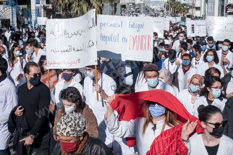 8 décembre 2020 : les professionnels de la santé ont manifesté à Tunis de leur minsitère au Premier minsitère pour protester contre l'état calamiteux d'un secteur public victime de sous-financements et de fuite des cerveaux. «Personnel fatigué, hôpital en danger», «Honte à vous», «La santé publique en chute libre»: plusieurs milliers de blouses blanches ont brandi ces pancartes et scandé des "Dégage" au ministre de la Santé, le tout pour défendre le milieu hospitalier. La mort, dans la nuit de jeudi à vendredi, d’un médecin de 26 ans tombé dans un ascenseur dysfonctionnel lors de sa garde à l’hôpital de Jendouba, a été l’étincelle pour le personnel soignant du secteur public qui souffre depuis des années.