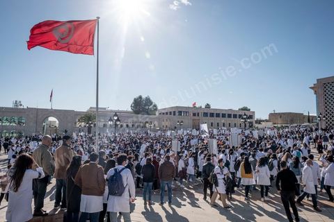 8 décembre 2020 : les professionnels de la santé ont manifesté à Tunis de leur minsitère au Premier minsitère pour protester contre l'état calamiteux d'un secteur public victime de sous-financements et de fuite des cerveaux. «Personnel fatigué, hôpital en danger», «Honte à vous», «La santé publique en chute libre»: plusieurs milliers de blouses blanches ont brandi ces pancartes et scandé des "Dégage" au ministre de la Santé, le tout pour défendre le milieu hospitalier. La mort, dans la nuit de jeudi à vendredi, d’un médecin de 26 ans tombé dans un ascenseur dysfonctionnel lors de sa garde à l’hôpital de Jendouba, a été l’étincelle pour le personnel soignant du secteur public qui souffre depuis des années.