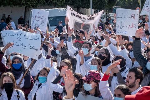 8 décembre 2020 : les professionnels de la santé ont manifesté à Tunis de leur minsitère au Premier minsitère pour protester contre l'état calamiteux d'un secteur public victime de sous-financements et de fuite des cerveaux. «Personnel fatigué, hôpital en danger», «Honte à vous», «La santé publique en chute libre»: plusieurs milliers de blouses blanches ont brandi ces pancartes et scandé des "Dégage" au ministre de la Santé, le tout pour défendre le milieu hospitalier. La mort, dans la nuit de jeudi à vendredi, d’un médecin de 26 ans tombé dans un ascenseur dysfonctionnel lors de sa garde à l’hôpital de Jendouba, a été l’étincelle pour le personnel soignant du secteur public qui souffre depuis des années.