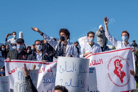 8 décembre 2020 : les professionnels de la santé ont manifesté à Tunis de leur minsitère au Premier minsitère pour protester contre l'état calamiteux d'un secteur public victime de sous-financements et de fuite des cerveaux. «Personnel fatigué, hôpital en danger», «Honte à vous», «La santé publique en chute libre»: plusieurs milliers de blouses blanches ont brandi ces pancartes et scandé des "Dégage" au ministre de la Santé, le tout pour défendre le milieu hospitalier. La mort, dans la nuit de jeudi à vendredi, d’un médecin de 26 ans tombé dans un ascenseur dysfonctionnel lors de sa garde à l’hôpital de Jendouba, a été l’étincelle pour le personnel soignant du secteur public qui souffre depuis des années.