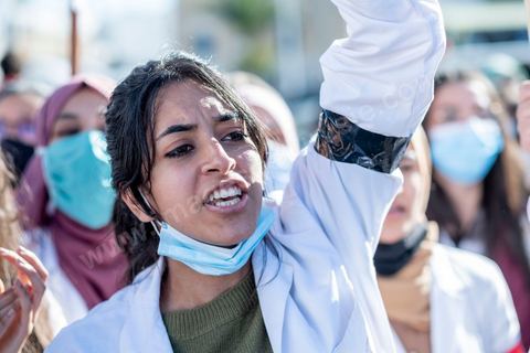 8 décembre 2020 : les professionnels de la santé ont manifesté à Tunis de leur minsitère au Premier minsitère pour protester contre l'état calamiteux d'un secteur public victime de sous-financements et de fuite des cerveaux. «Personnel fatigué, hôpital en danger», «Honte à vous», «La santé publique en chute libre»: plusieurs milliers de blouses blanches ont brandi ces pancartes et scandé des "Dégage" au ministre de la Santé, le tout pour défendre le milieu hospitalier. La mort, dans la nuit de jeudi à vendredi, d’un médecin de 26 ans tombé dans un ascenseur dysfonctionnel lors de sa garde à l’hôpital de Jendouba, a été l’étincelle pour le personnel soignant du secteur public qui souffre depuis des années.