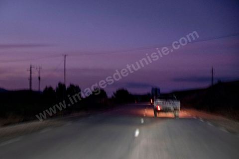 10 décembre 2020 : La nuit sur les routes dans la région de Haidra, les pickups des contrebandiers roulent à pleine vitesse chargés d'essence et de produits divers venant d'Algérie.