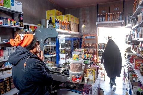10 décembre 2020 : Dans la petite échoppe du centre ville, les frères Aid et Muntasser vendent tous types de produits et vêtements venant d'Algérie. "là bas les prix sont 40 à  50% moins cher qu'en Tunisie". Ces produits dits de contrebande sont acheminés "illégalement" par la frontière située à 8 km et sous les yeux des autorités. "Mais pour nous c'est vital au vu du coût très élevé de la vie, grace à cela beaucoup de famille survivent" A Haidra, petite ville de 4000 habitants, 900 m d'amtitude mais surtout à moins de 10 km de l'Algérie. Hormis un iste archéologique romain exceptionnel, la ville n'a guère d'autres activités économiques. Le commerce frontalier est donc son activité principal. Il s'agit de contrebande de tous types de produits, de l'essence au parfum. 